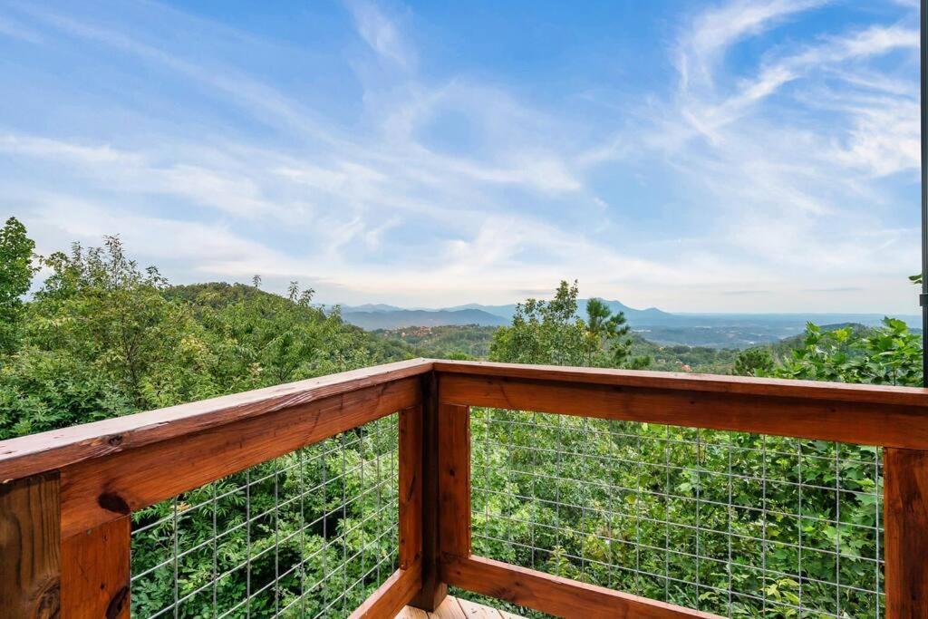 Mountain Vista Lodge: Luxury Cabin with Hot Tub and Scenic Views Sevierville Exterior photo