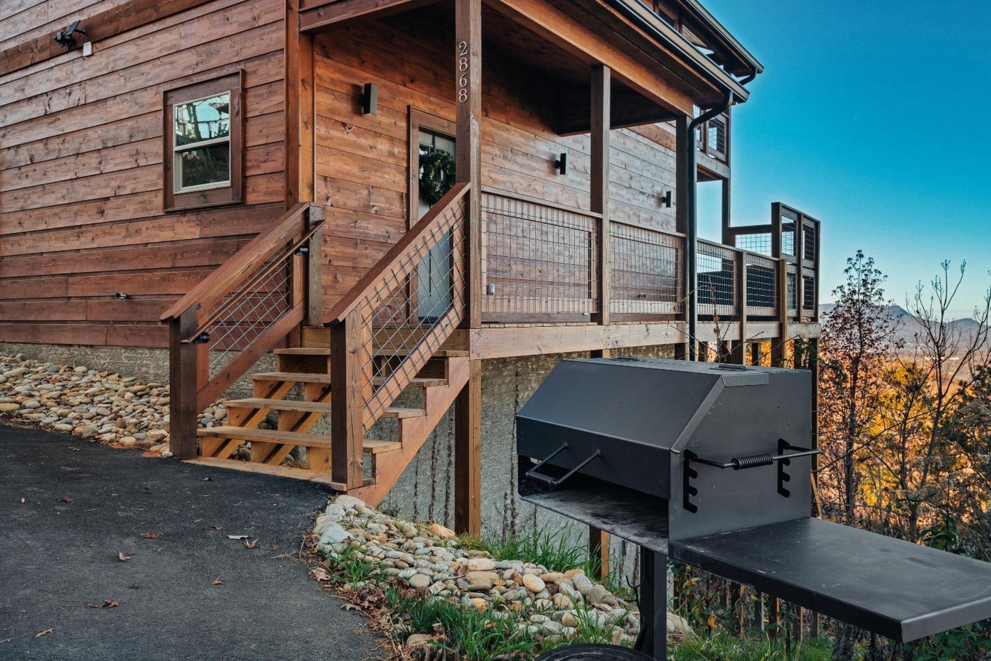 Mountain Vista Lodge: Luxury Cabin with Hot Tub and Scenic Views Sevierville Exterior photo